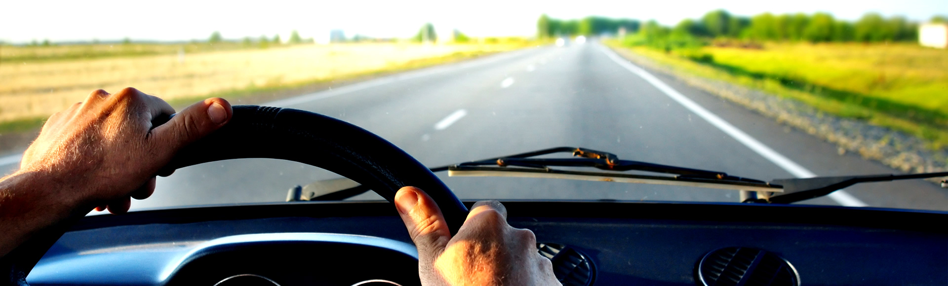 Fotografia di un automobilista che guida