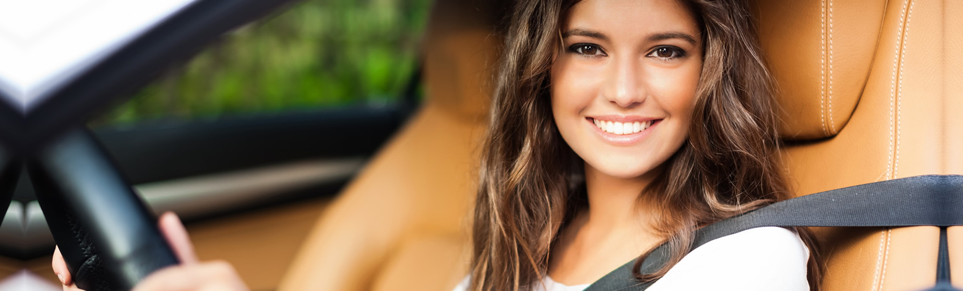 Fotografia di una ragazza al volante